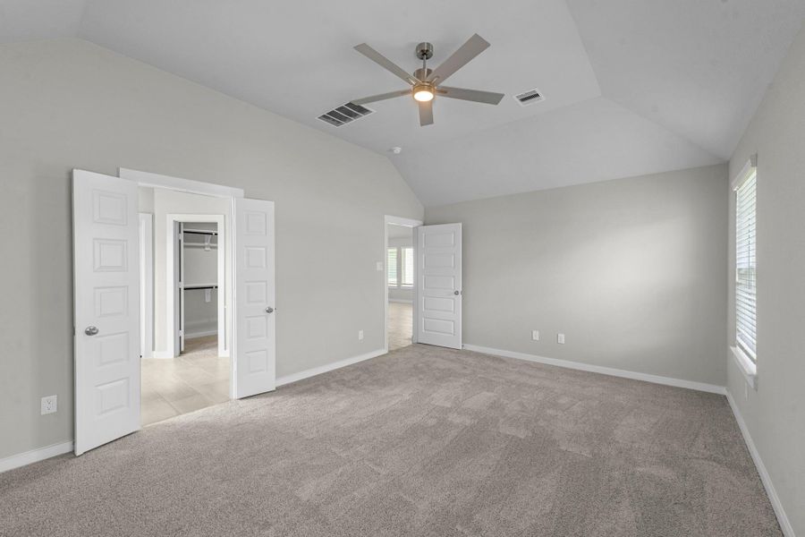 Spacious, unfurnished interior of a new home in Barton Creek Ranch, Conroe (Image 22).