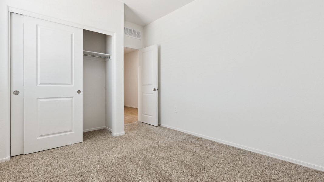 Spacious, unfurnished interior of a new home in Rio Rancho Estates, Wittmann (Image 26).