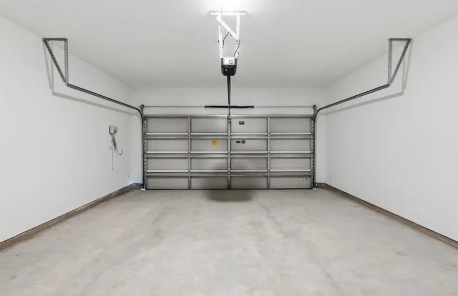 Spacious, unfurnished interior of a new home in Kuempel Farms, Pflugerville (Image 17).