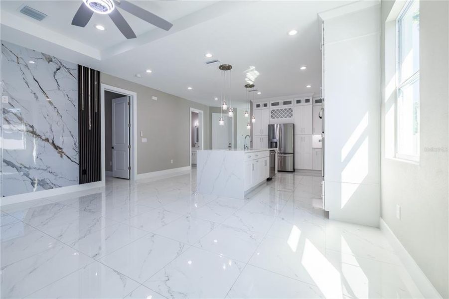 Spacious, unfurnished interior of a new home in , Tampa (Image 27).