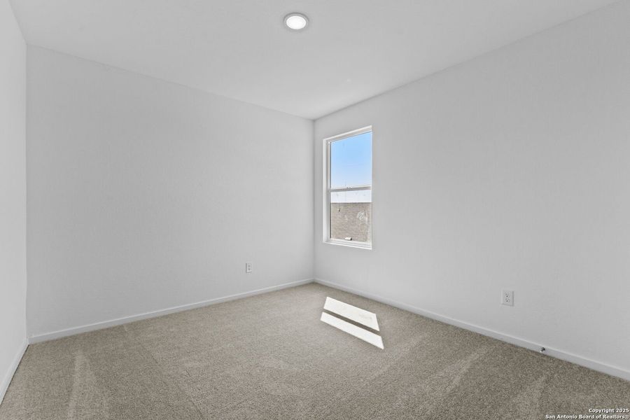 Spacious, unfurnished interior of a new home in Lodi Grove, Floresville (Image 17).