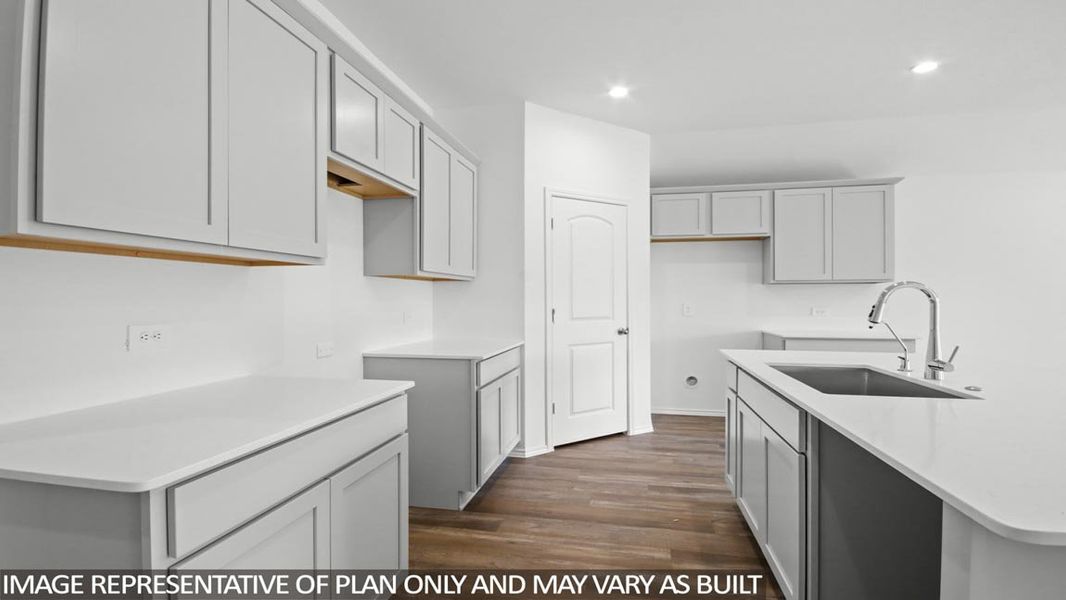 Furnished interior view inside a new home in Silverthorne, Conroe (Image 7).