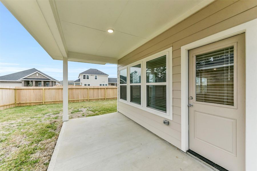 Exterior details and patio area of a home in King Oaks Village, Baytown (Image 24).