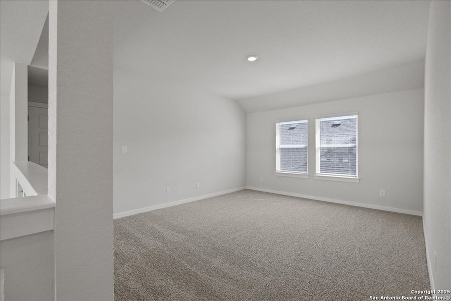 Spacious, unfurnished interior of a new home in Meyer Ranch, New Braunfels (Image 12).
