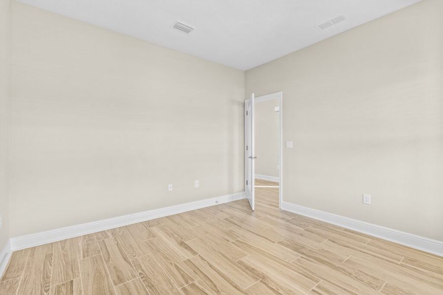 Spacious, unfurnished interior of a new home in Lake Merial, Panama City (Image 15).