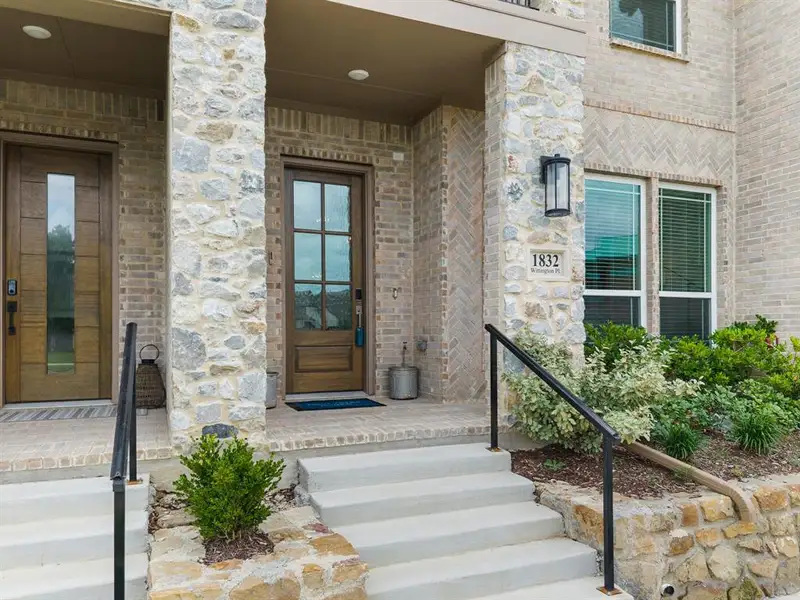 Exterior details and patio area of a home in , Farmers Branch (Image 3).