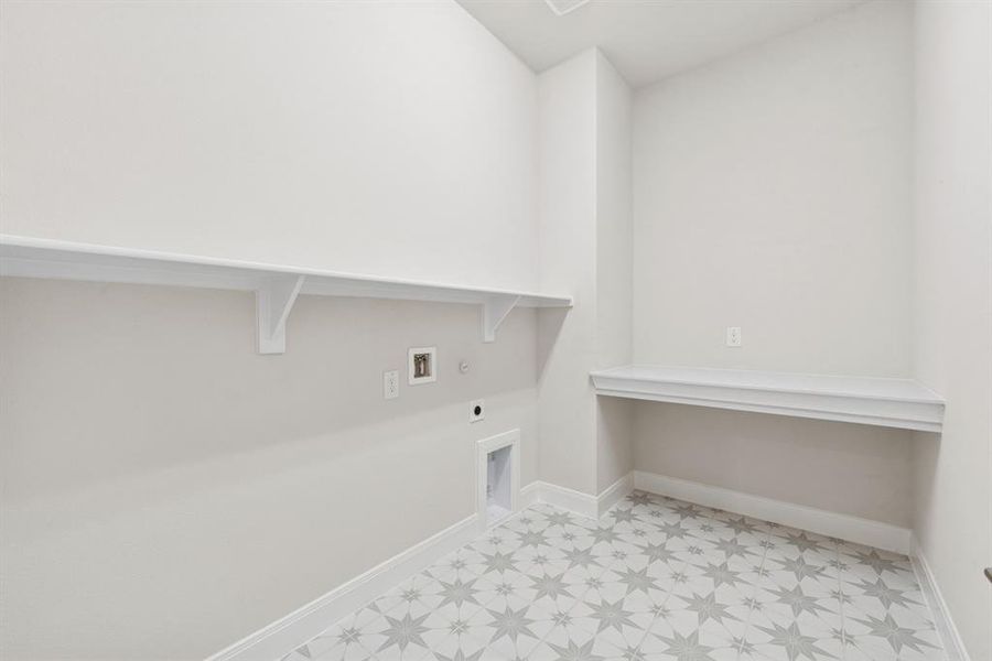 Spacious, unfurnished interior of a new home in Myrtle Creek, Waxahachie (Image 15).