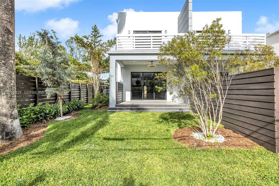 Exterior details and patio area of a home in , Fort Lauderdale (Image 25).