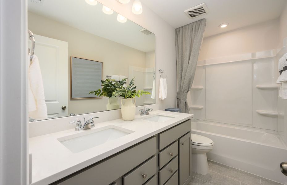 Representative furnished interior of a home built from the Hampton by Pulte Homes in Waterways, Richmond Hill (Image 38).