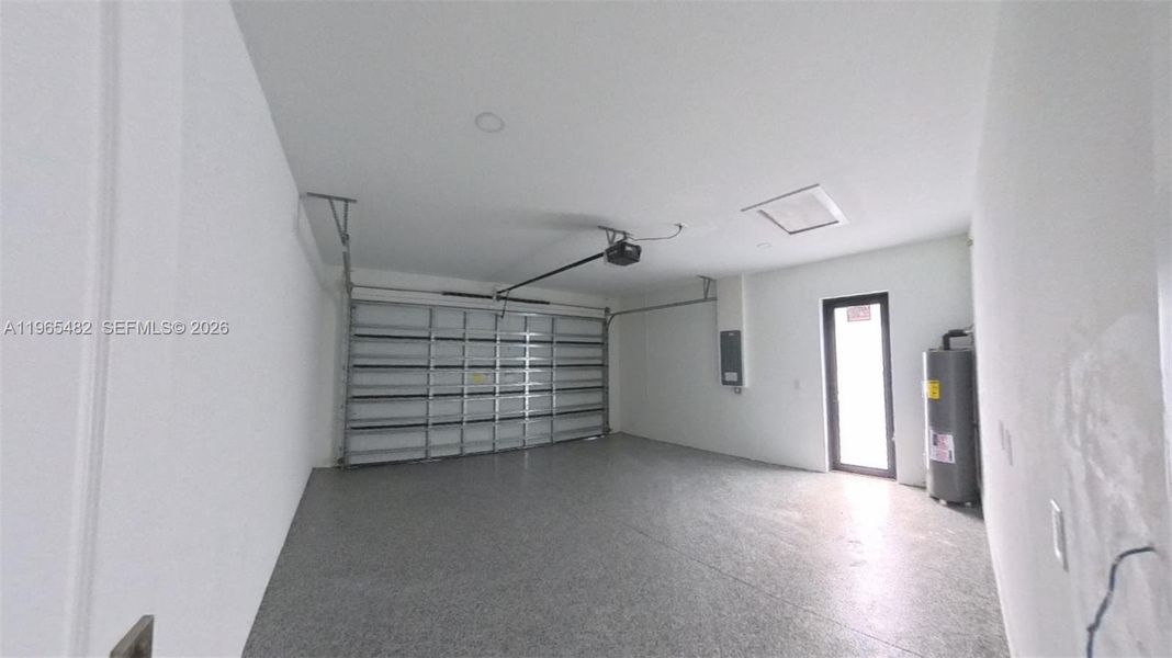 Spacious, unfurnished interior of a new home in , Lehigh Acres (Image 19).