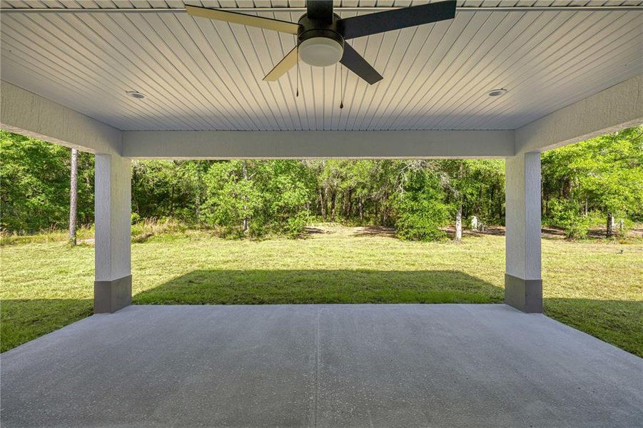 Exterior details and patio area of a home in , Dunnellon (Image 18).