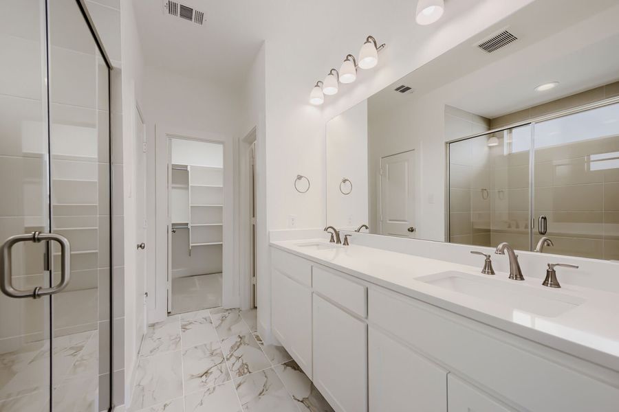 1644 Cromwell - Primary Bathroom
