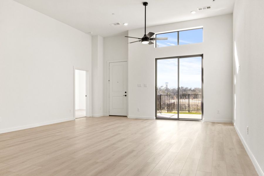 Spacious, unfurnished interior of a new home in Cottonwood Creek, Rowlett (Image 8).