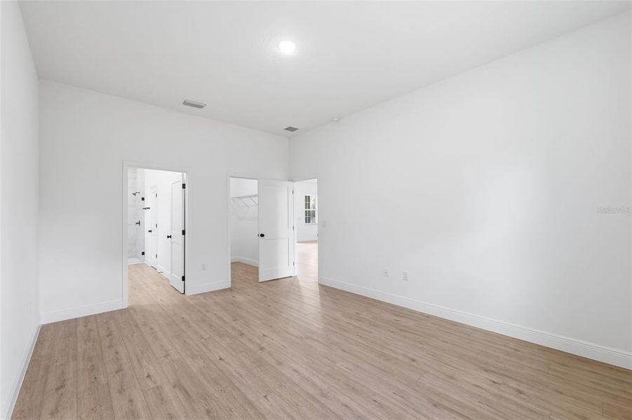 Spacious, unfurnished interior of a new home in , Ocala (Image 33).