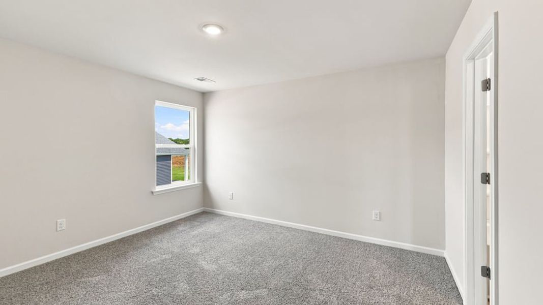Spacious, unfurnished interior of a new home in Chestnut Ridge, Greenville (Image 32).