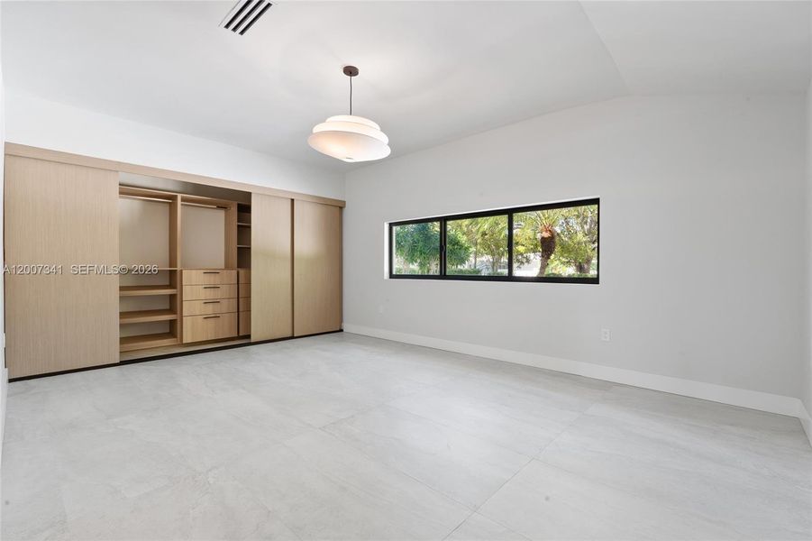 Spacious, unfurnished interior of a new home in , Miami Beach (Image 31).