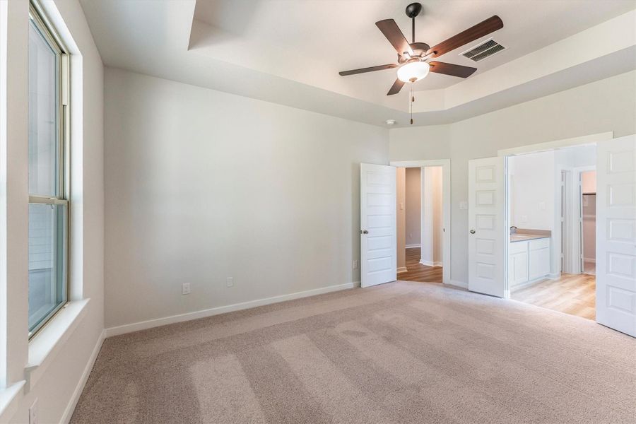 Spacious, unfurnished interior of a new home in Deer Pines, Conroe (Image 36).