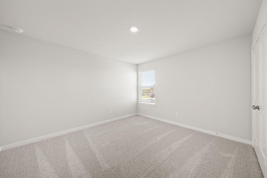 Spacious, unfurnished interior of a new home in Country Creek, Mont Belvieu (Image 22).