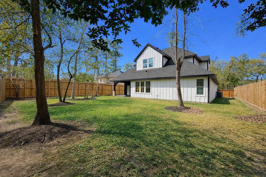 Large private fenced yard with plenty room!enhanced image