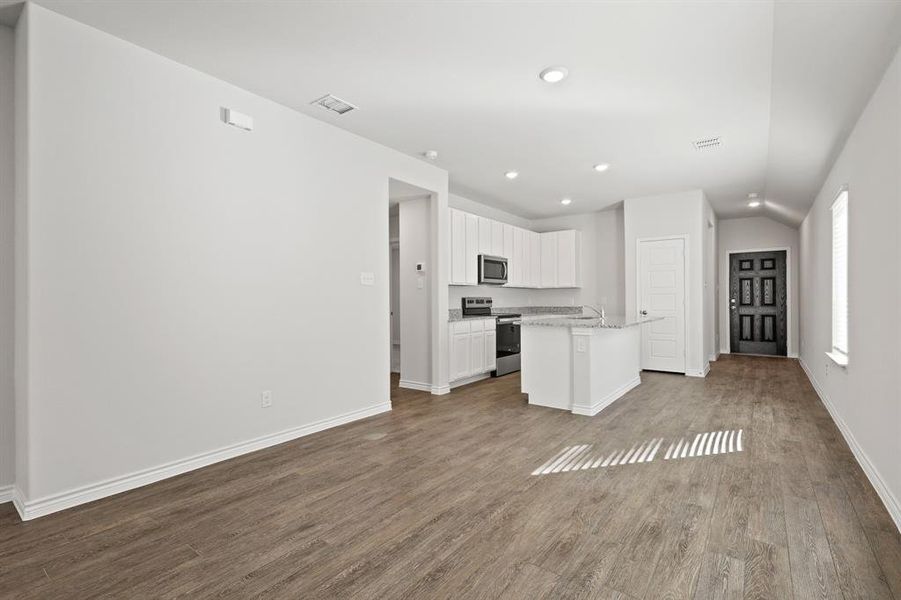 Spacious, unfurnished interior of a new home in Sycamore Landing, Fort Worth (Image 8).