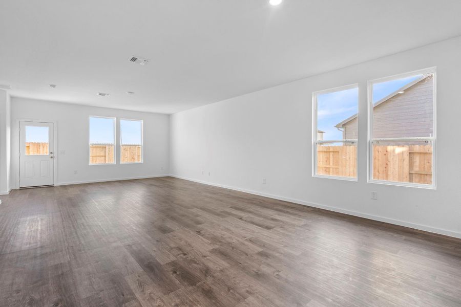 Spacious, unfurnished interior of a new home in Windcress, Baytown (Image 7).