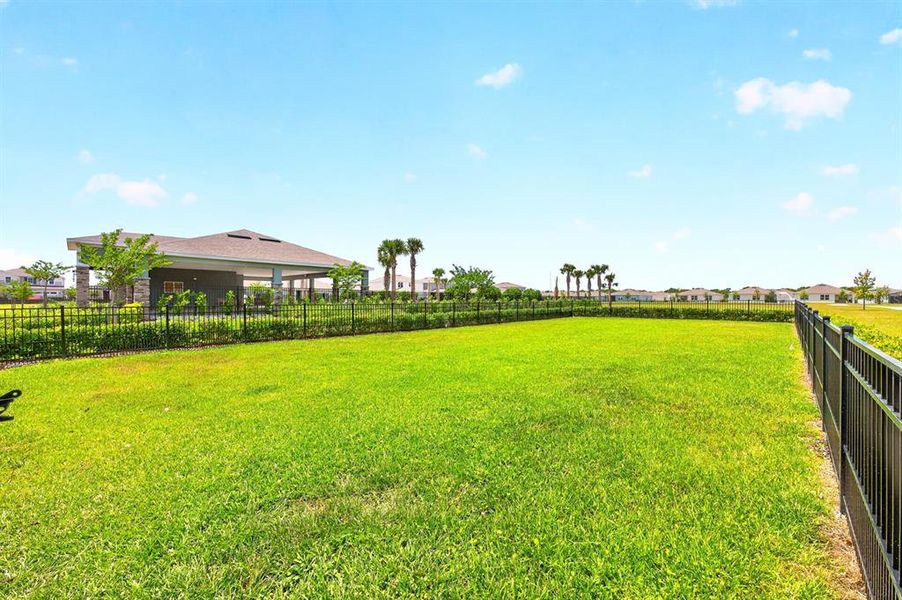 Exterior details and patio area of a home in Magnolia Pointe, Umatilla (Image 3).