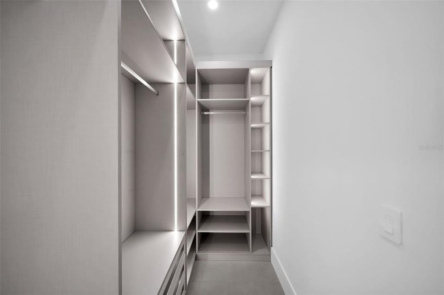 Spacious, unfurnished interior of a new home in , Cape Coral (Image 22).