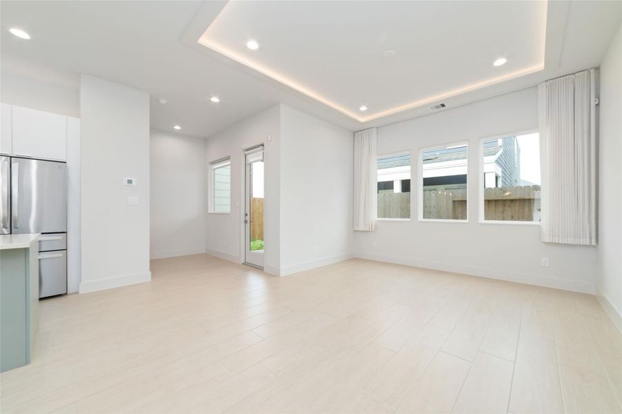 Spacious, unfurnished interior of a new home in Alicante, Houston (Image 23).