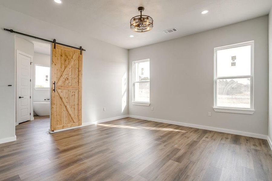 Spacious, unfurnished interior of a new home in , Glen Rose (Image 25).