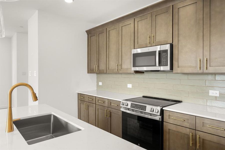 13_7617 Dakota- Kitchen-5