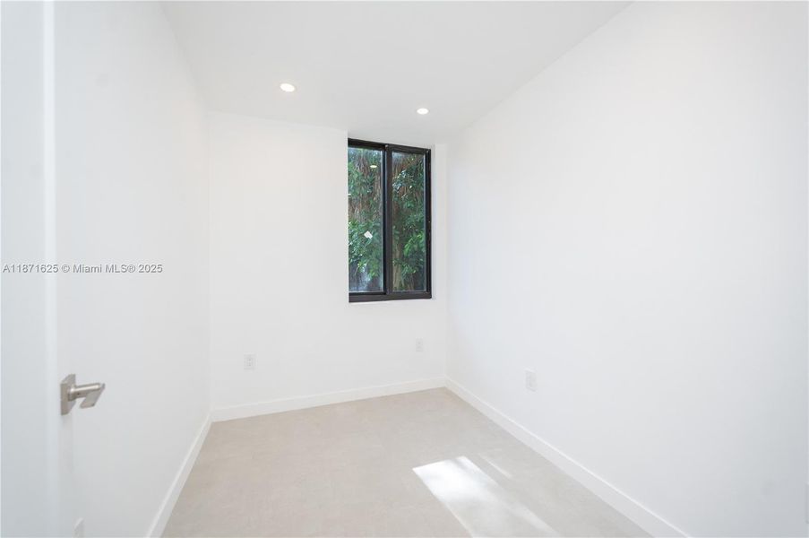 Spacious, unfurnished interior of a new home in , Fort Lauderdale (Image 29).