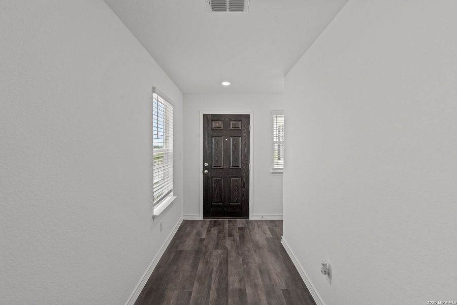 Spacious, unfurnished interior of a new home in Cinco Lakes, San Antonio (Image 14).