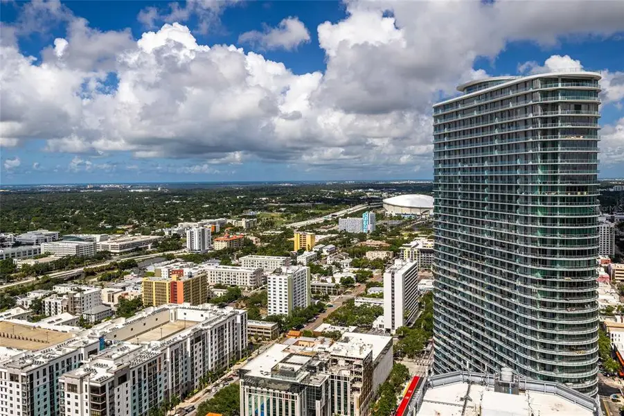 Condo located in St. Petersburg, FL showcasing its design and architecture (Image 32).