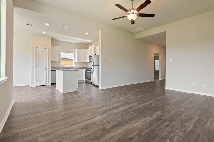 Spacious, unfurnished interior of a new home in Pinewood Trails, Cleveland (Image 11).