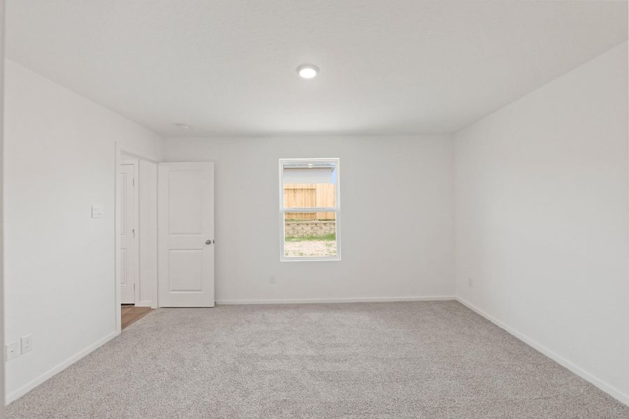 Spacious, unfurnished interior of a new home in Lexington Heights, Willis (Image 9).