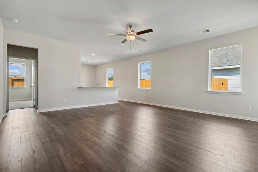 Spacious, unfurnished interior of a new home in Sweetwater Ridge, Conroe (Image 8).