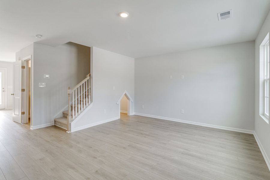 Spacious, unfurnished interior of a new home in Astoria, Columbia (Image 13).