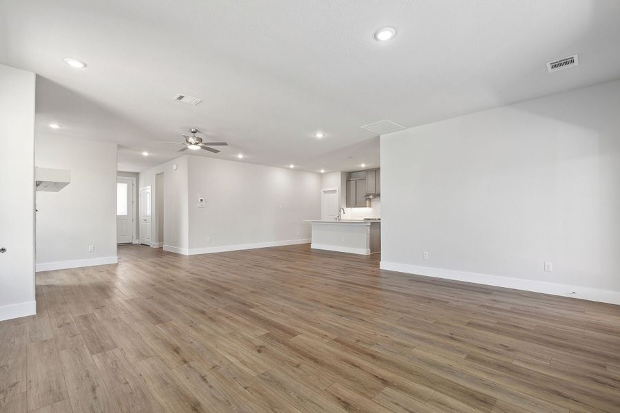 Spacious, unfurnished interior of a new home in Dove Hollow, Waxahachie (Image 15). Spacious, unfurnished interior of a new home in Dove Hollow, Waxahachie (Image 15).