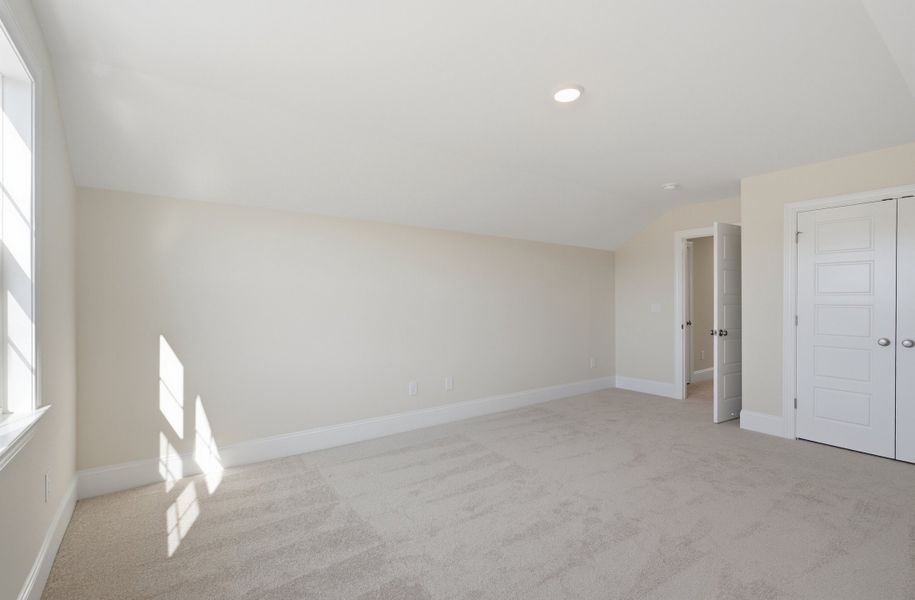 Spacious, unfurnished interior of a new home in Sidbury Landing, Wilmington (Image 19).