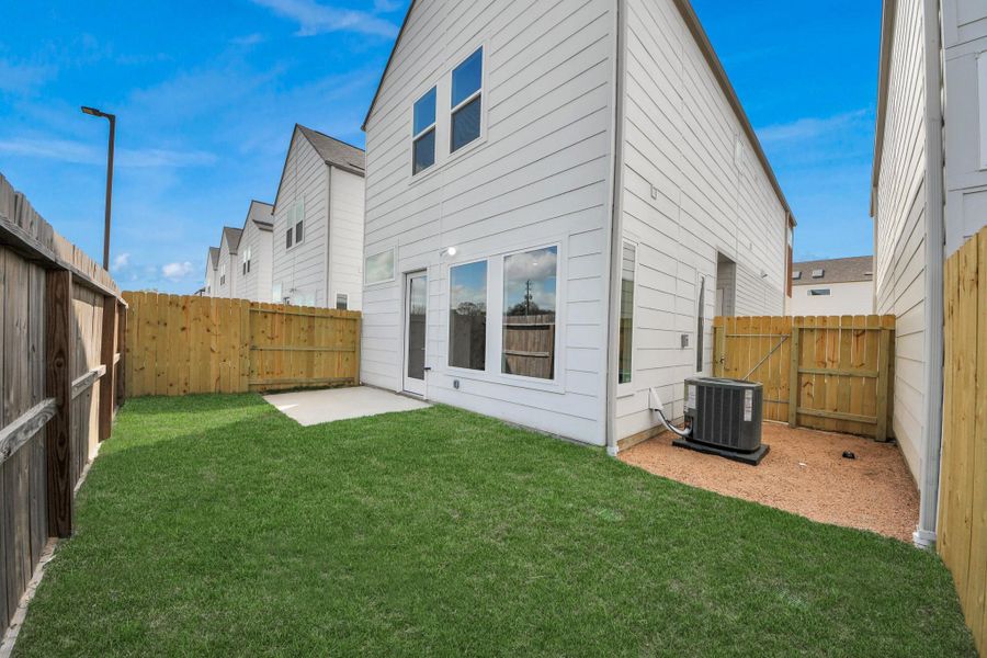 Exterior details and patio area of a home in Cay Landing, Houston (Image 22).