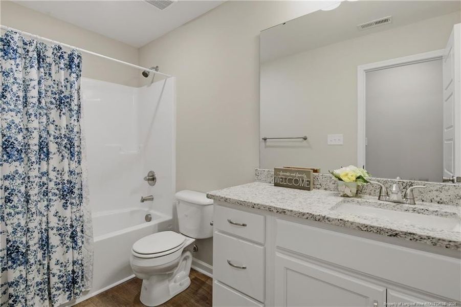 Hall guest full bath