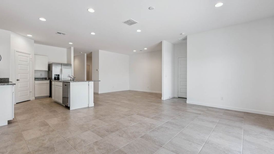 Spacious, unfurnished interior of a new home in Sorrento, Maricopa (Image 23).