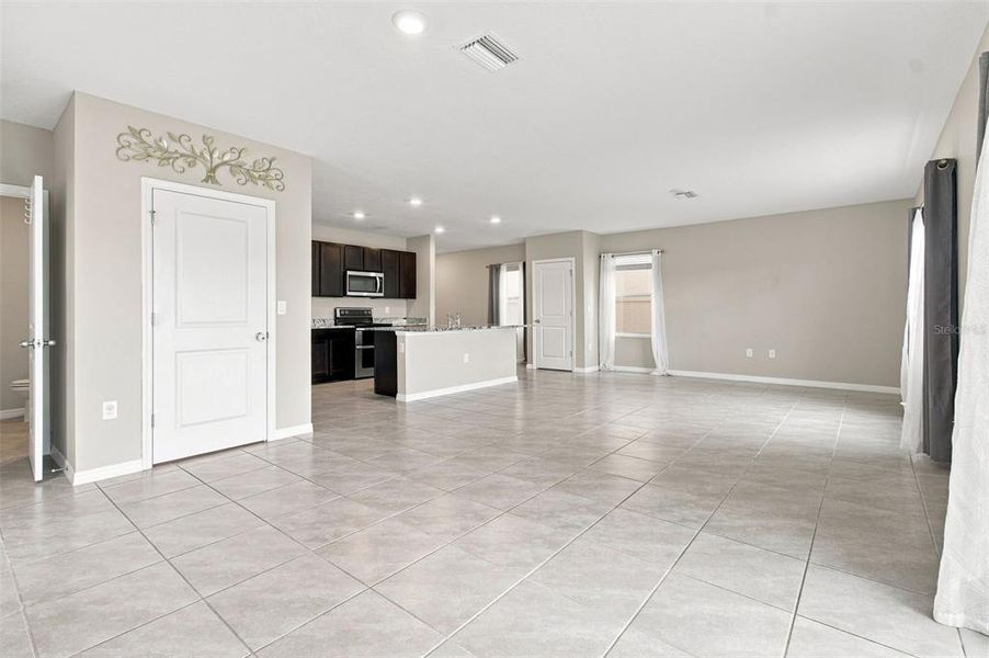 Spacious, unfurnished interior of a new home in , Wesley Chapel (Image 19).