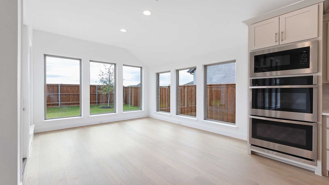 Spacious, unfurnished interior of a new home in Myrtle Creek, Waxahachie (Image 13).