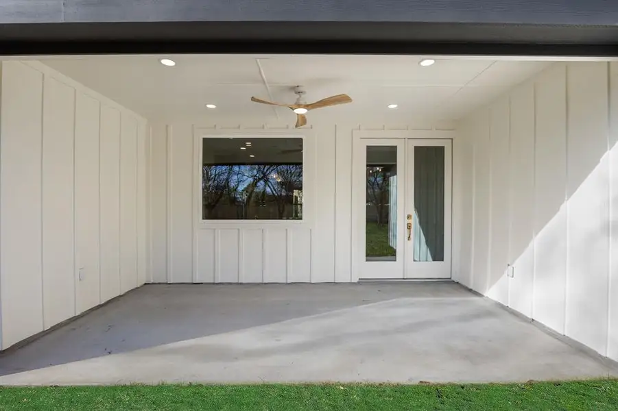 Exterior details and patio area of a home in , Terrell (Image 3).