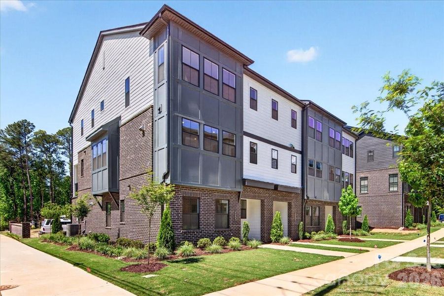 End unit low maintenance living in Ballantyne End unit low maintenance living in Ballantyne