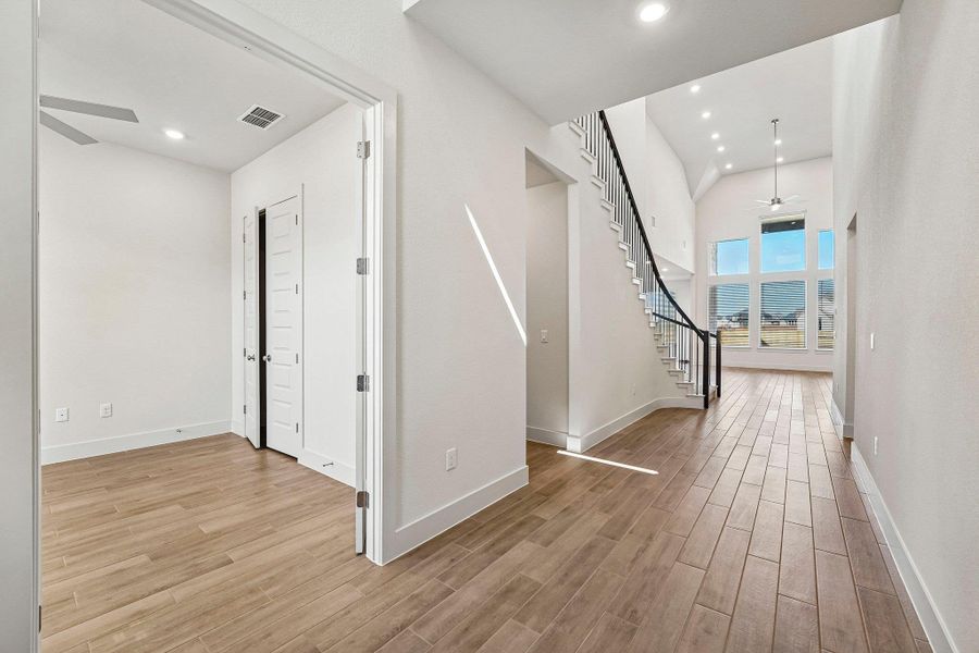 Spacious, unfurnished interior of a new home in Sunfield, Buda (Image 16).