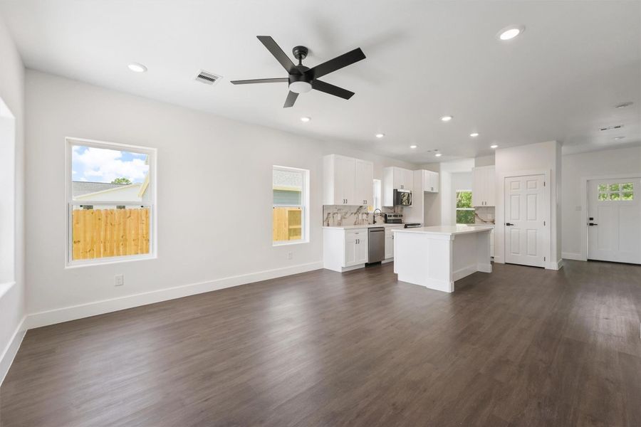 Spacious, unfurnished interior of a new home in , Santa Fe (Image 13).