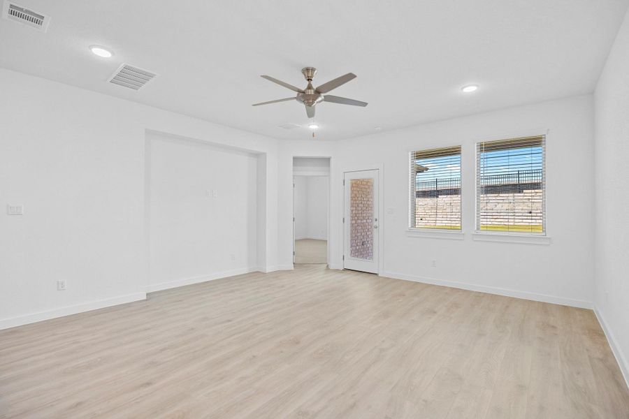 Spacious, unfurnished interior of a new home in Lakeside at Tessera, Lago Vista (Image 13).