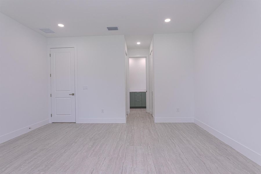 Spacious, unfurnished interior of a new home in , Jupiter (Image 24).
